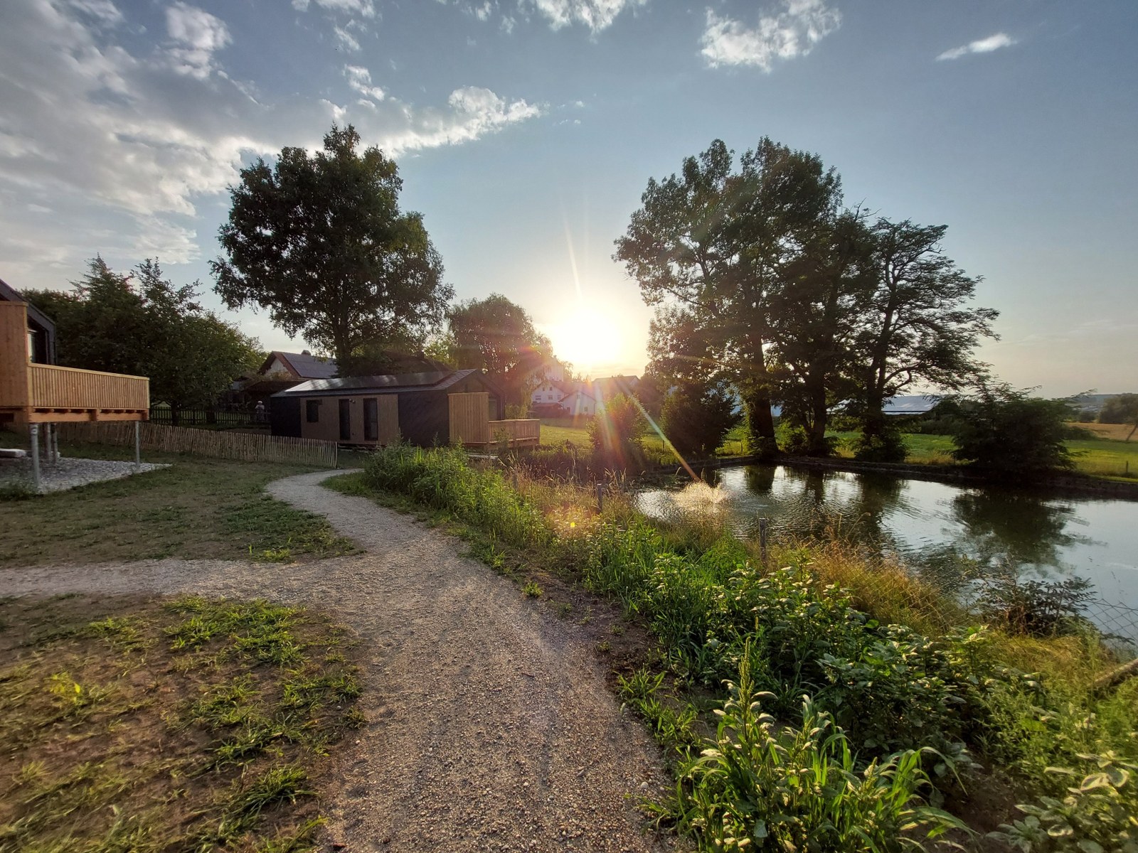 Die Bungalows am Wirtsbauer in Kloster Moosen mit Teich im Abendlicht